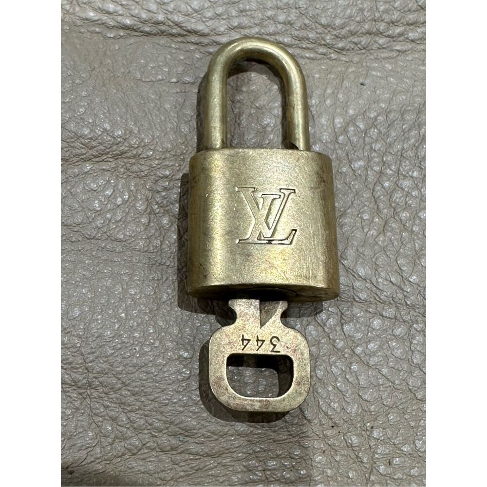 Louis Vuitton Vintage Brass PadLock & Key Lock & Key Authentic #344